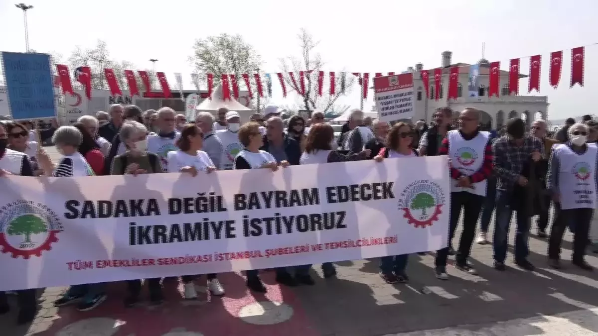 Emekliler, Bayram İkramiyesine Zam Yapılmamasını Kadıköy\'de Protesto Etti: "Bakan Fanusta mı Yaşıyor? Bu Siyasi İntihardır"