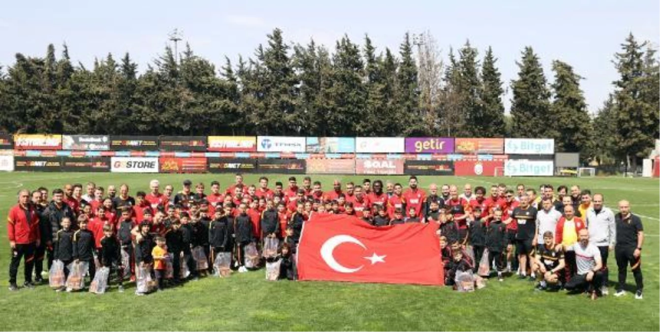 Galatasaraylı futbolcular, idmanda çocuklarla 23 Nisan\'ı kutladı