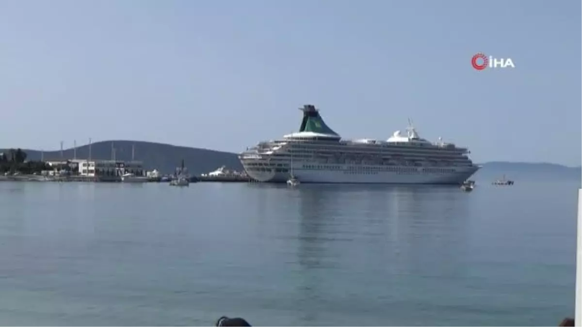 Gemiyle gelen turistler Bodrumlu esnafın yüzünü güldürdü