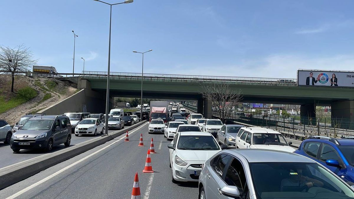 İstanbul\'da devrilen kamyonet ulaşımı aksattı