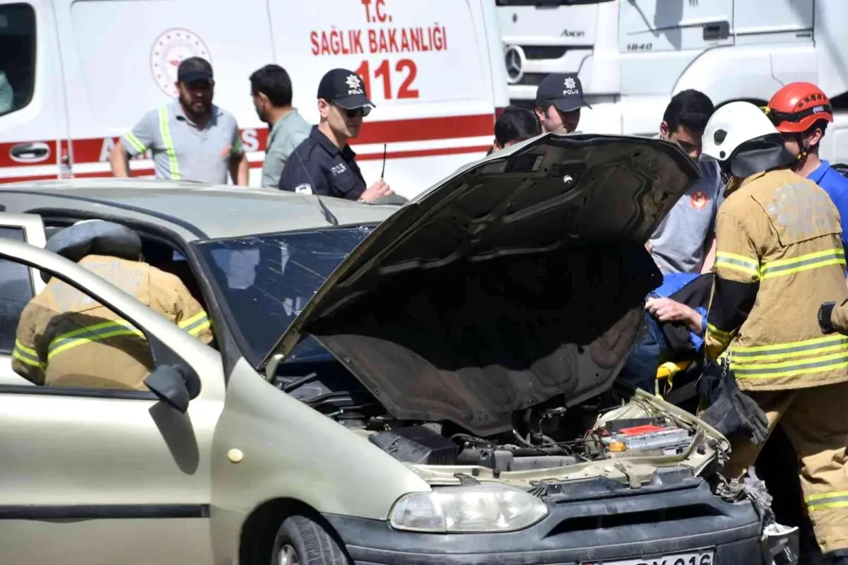 İzmir \'de trafik kazası: 4 yaralı