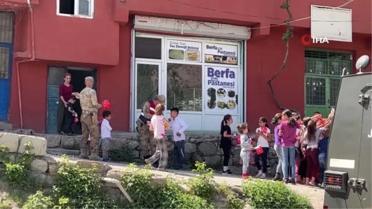 Son dakika haber! Jandarma sokak sokak gezip çocuklara hediye dağıtarak bayramını kutladı