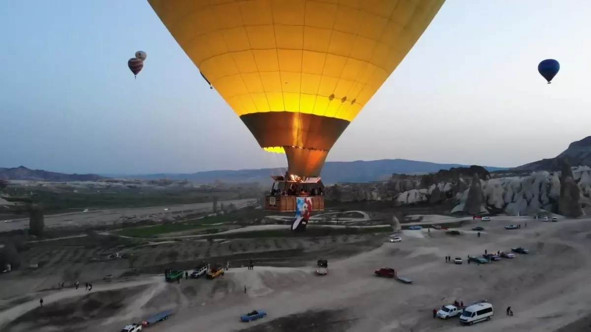 Kapadokya\'da balonlar Türk bayrakları ve Atatürk posteri ile uçtu