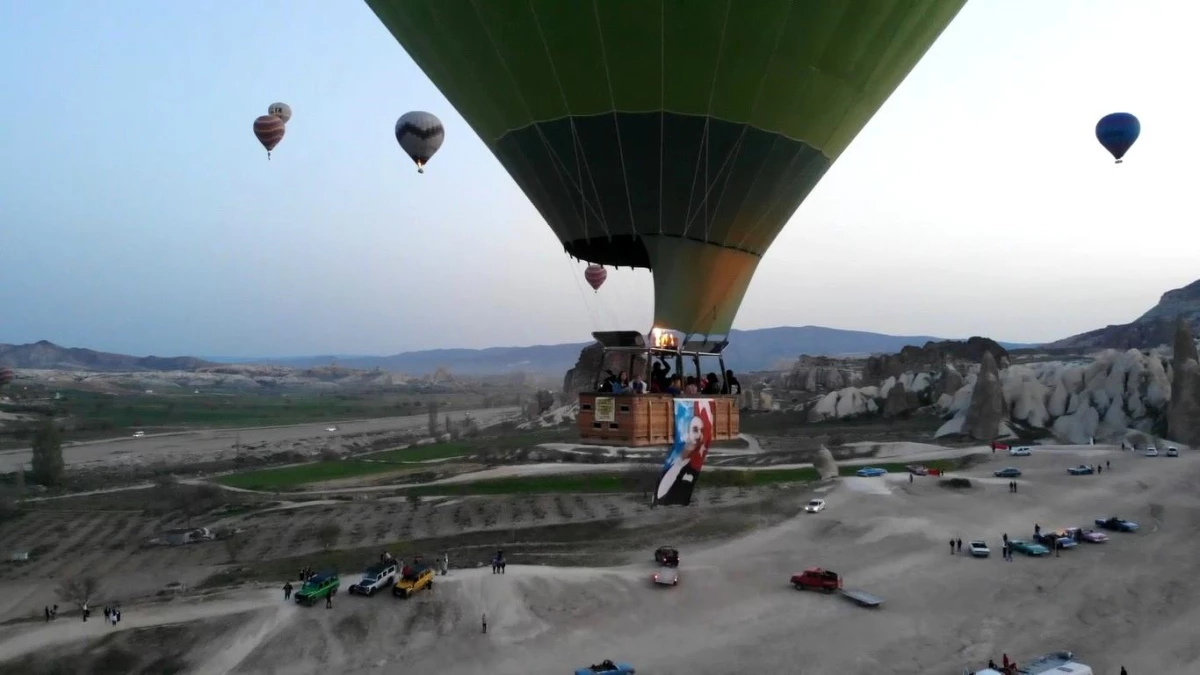 Kapadokya\'da balonlar Türk Bayrakları ile havalandı