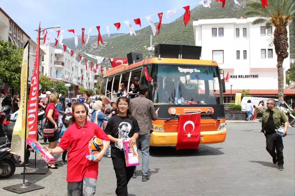 Kaş Belediyesinden 15 bin çocuğa 23 Nisan hediyesi