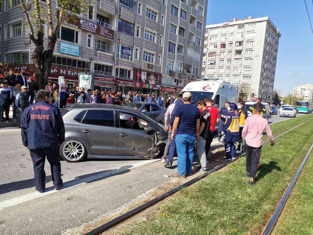 Kaza yapan otomobil 50 metre sürüklendi