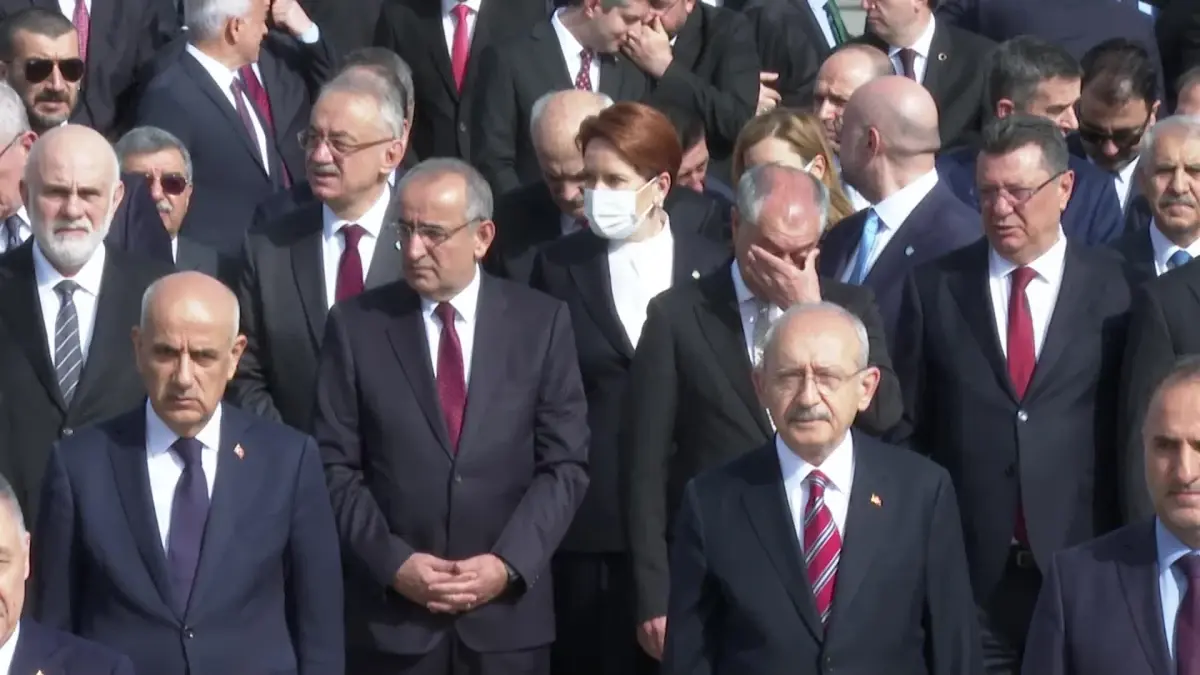 Meral Akşener, TBMM'deki 23 Nisan Töreninde Öğrencilerin Yoğun İlgisiyle Karşılaştı