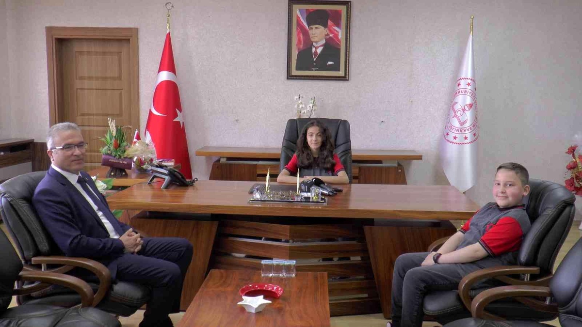 Milli Eğitim Müdürü\'nün koltuğuna oturan çocuk okullara spor salonu talimatı verdi