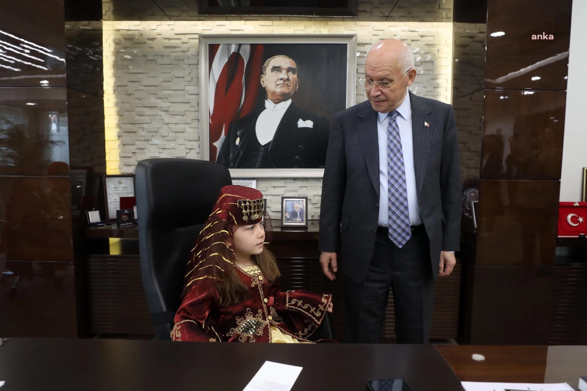 Minik Öğrencilerden Yenimahalle Belediye Başkanı Yaşar\'a Sürpriz Ziyaret