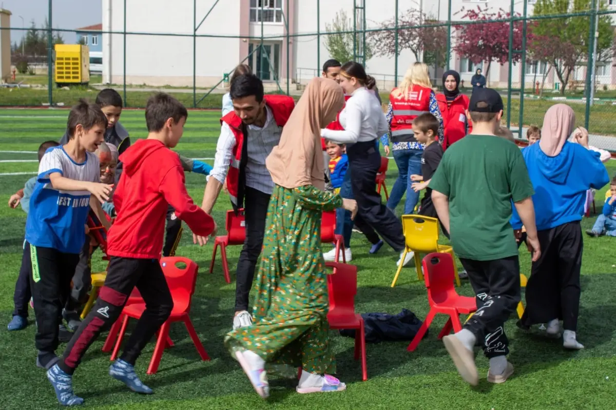 Savaş mağduru çocuklar 23 Nisan Ulusal Egemenlik ve Çocuk Bayramı\'nı coşkuyla kutladı