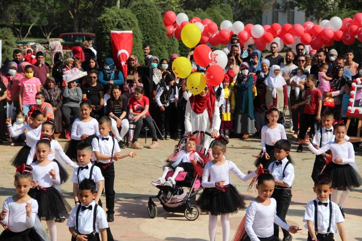 Serebral palsi hastası 7 yaşındaki Dora\'nın, 23 Nisan sevinci