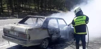 Seyir halindeyken alev alan otomobil yandı