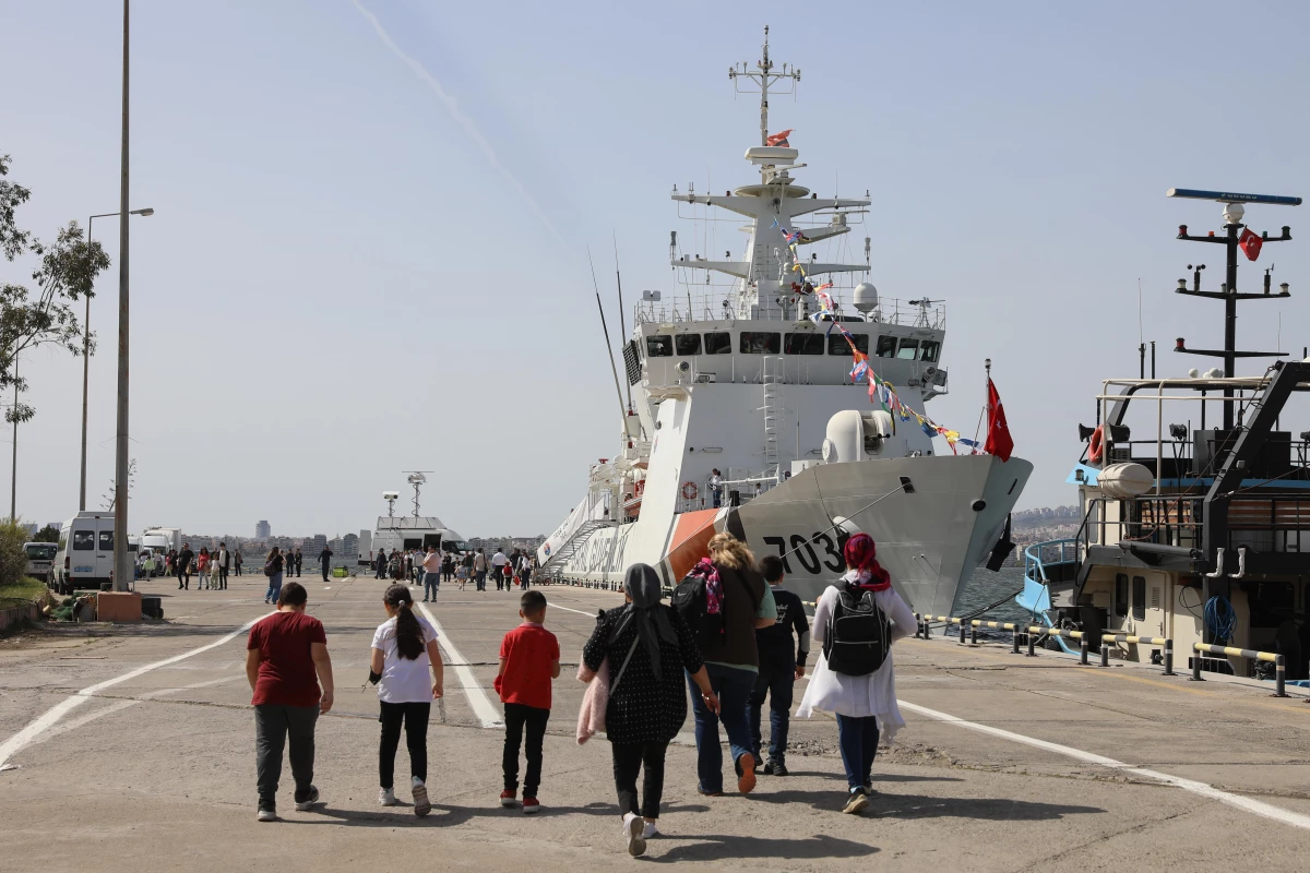 TCSG Umut Gemisi, İzmir\'de çocuklar için demir aldı