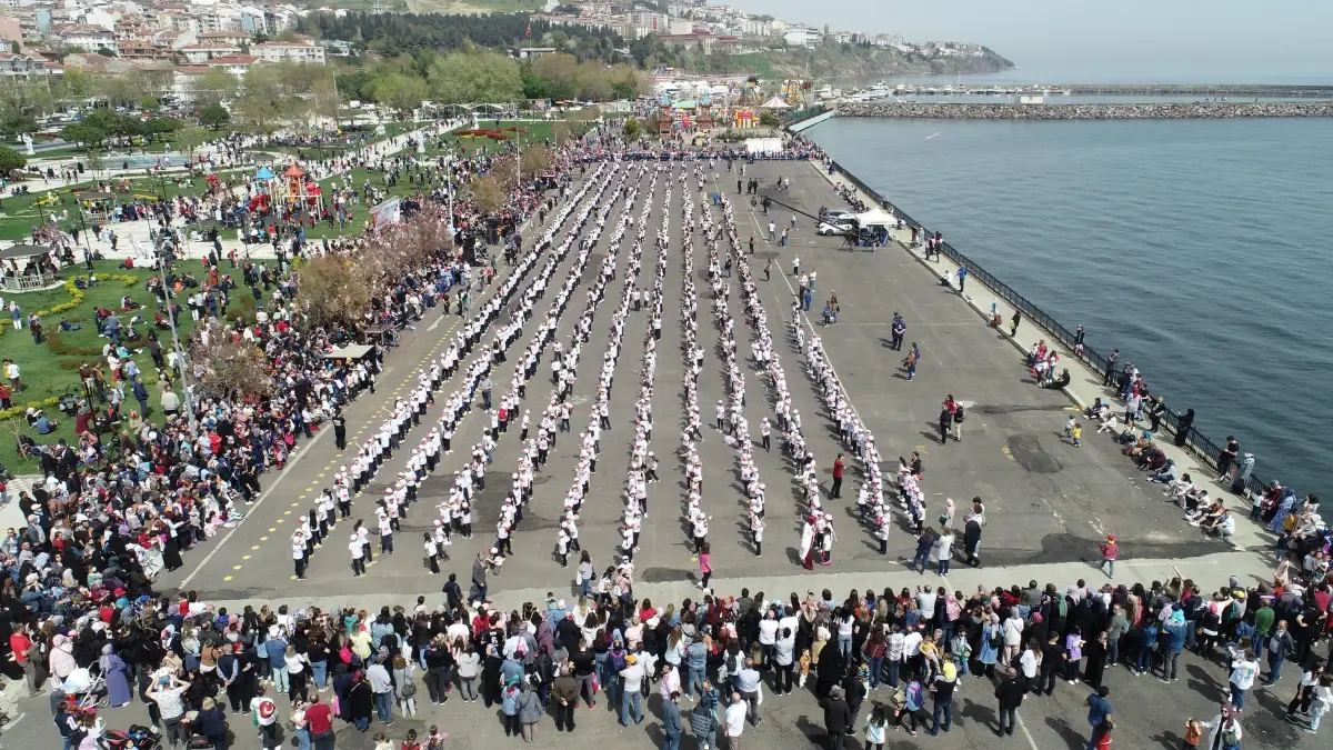 Tekirdağ\'da 1920 öğrenci TBMM\'nin kuruluşunu Trakya halayıyla kutladı