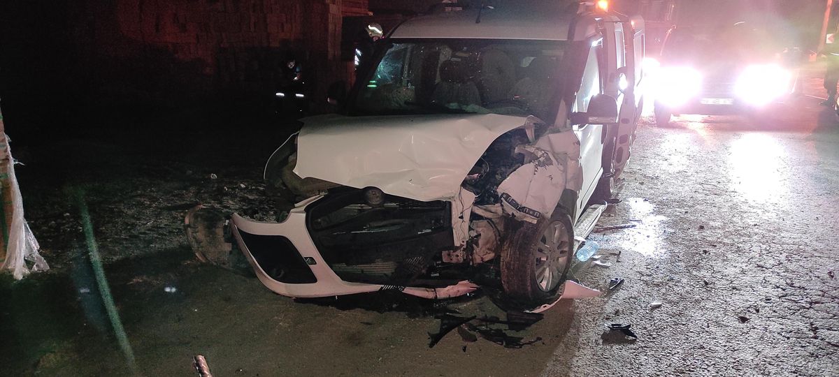 Tekirdağ\'da otomobille hafif ticari aracın çarpışması sonucu 8 kişi yaralandı