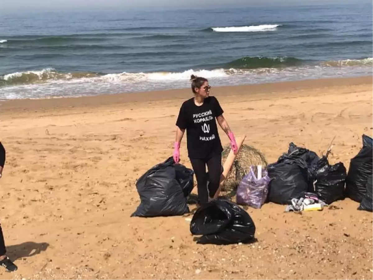 UKRAYNALI ÖĞRENCİLER SARIYER SAHİLİNDE ÇÖP TOPLADI