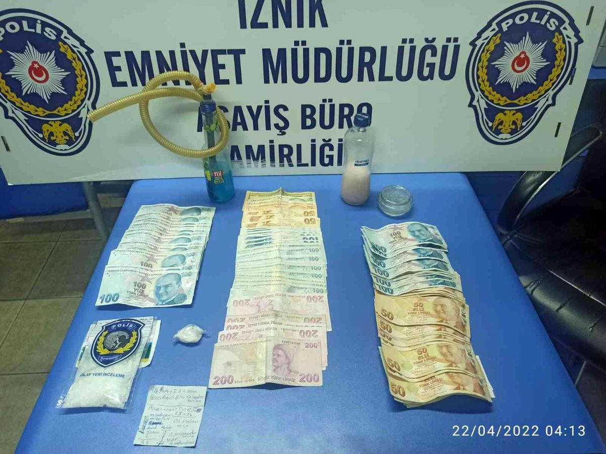 Uyuşturucu tacirleri kaçmak isterken kaza yapınca yakayı ele verdi