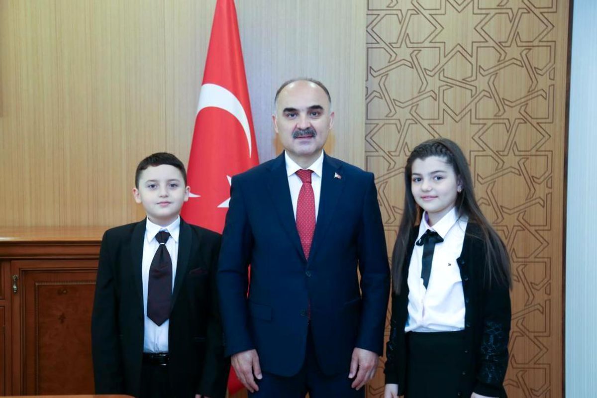 Kayseri Valisi Günaydın\'ın koltuğuna 4. sınıf öğrencisi Sena oturdu