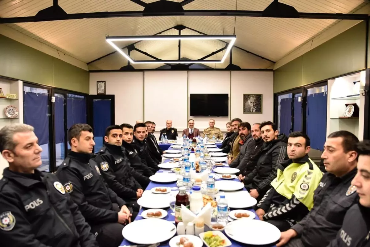 Vali Kızılkaya iftarını polislerle birlikte açtı