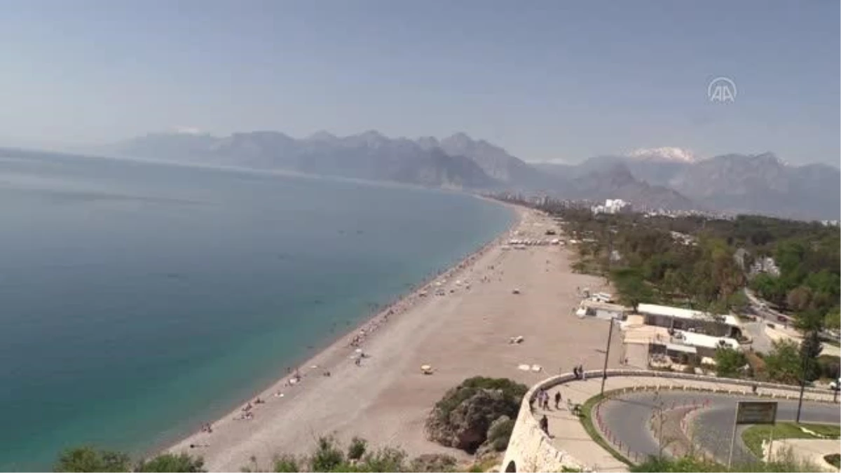 Antalya sahillerinde yoğunluk yaşandı
