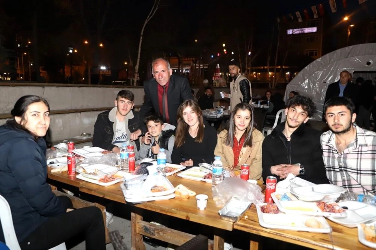 Ardahan\'da belediyenin iftar yemeğine yoğun ilgi