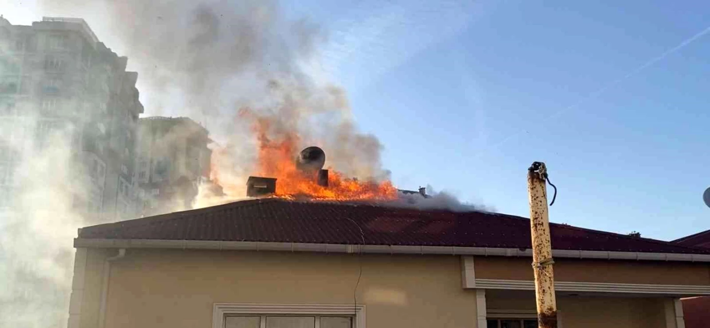 Ataşehir\'de apartmanın çatısı alev alev yandı, mahalleli sokağa döküldü