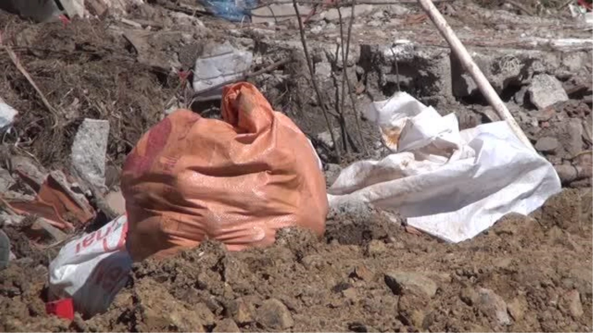 BALIKESİR - İnşaat kazısında çok sayıda içi boş el bombası gövdesi bulundu (2)