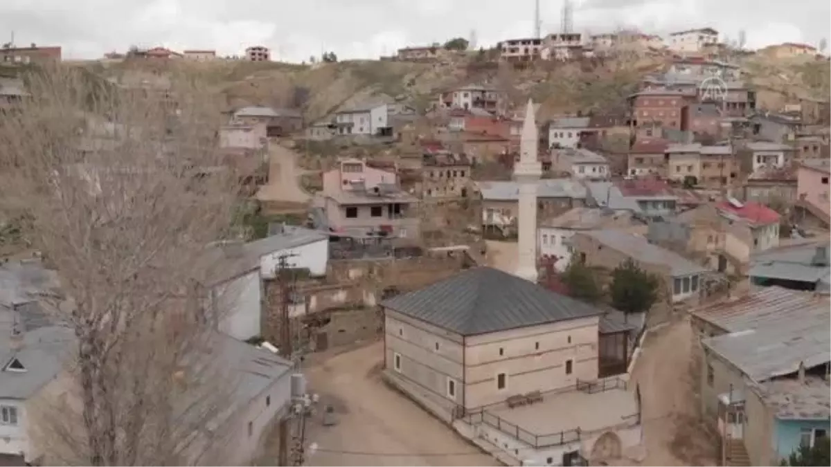 Bayburt\'un "çivisiz cami"si ahşap işçiliğiyle göze çarpıyor