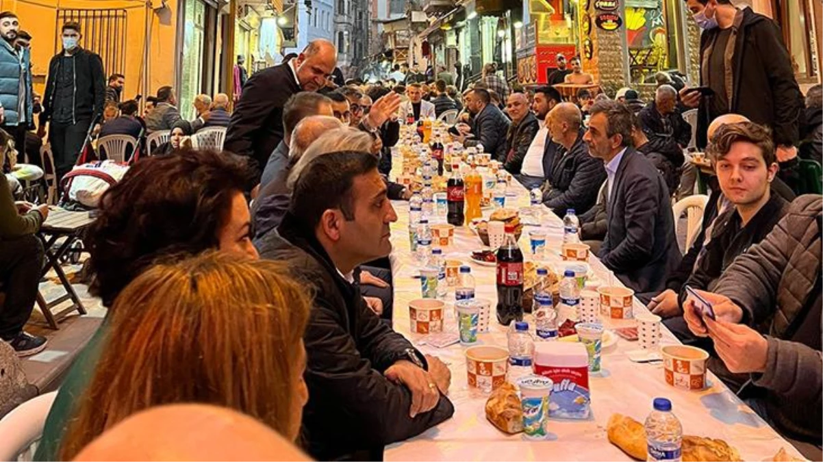 Beyoğlu\'nda sofralar kuruldu, sokak iftarına bine yakın vatandaş katıldı