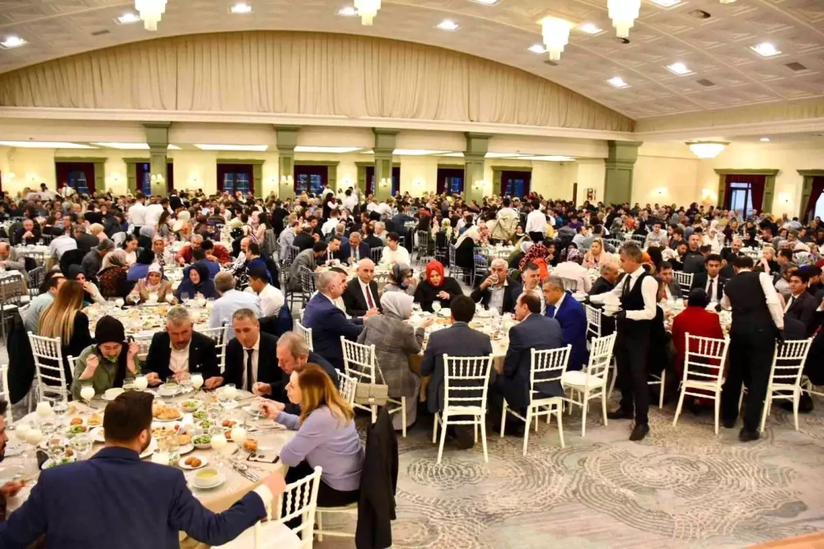 AK Parti Tepebaşı İlçe Teşkilatı iftarda buluştu