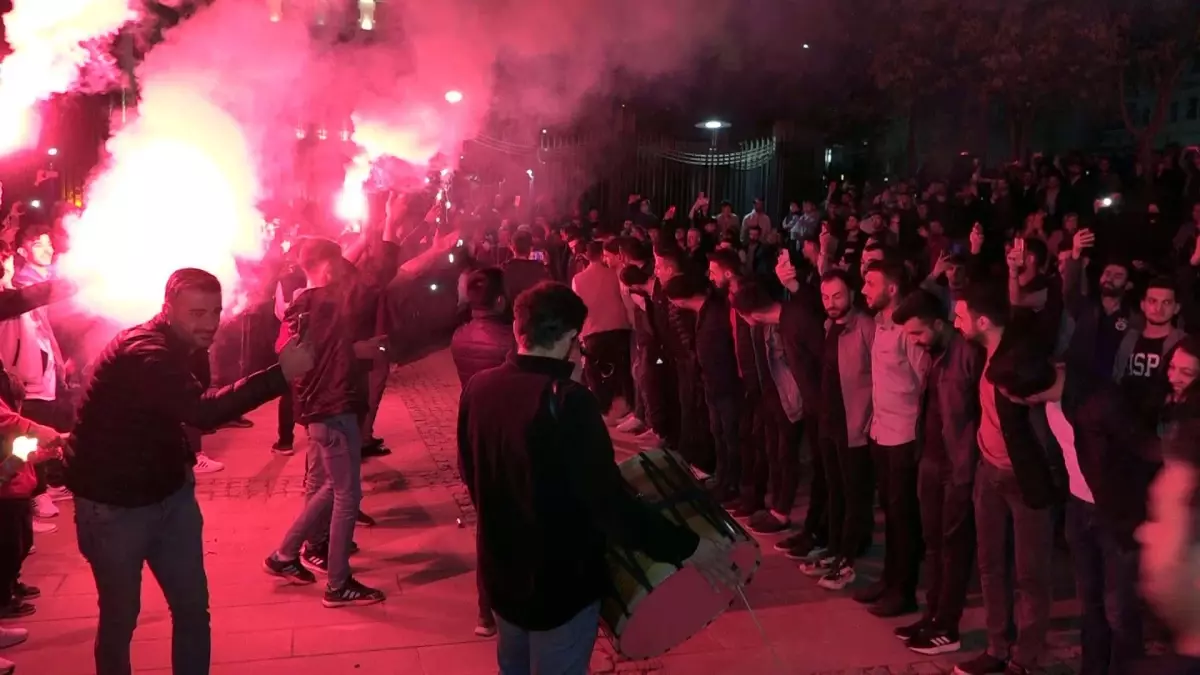 Elazığlılar "sahur halayı"nda buluştu