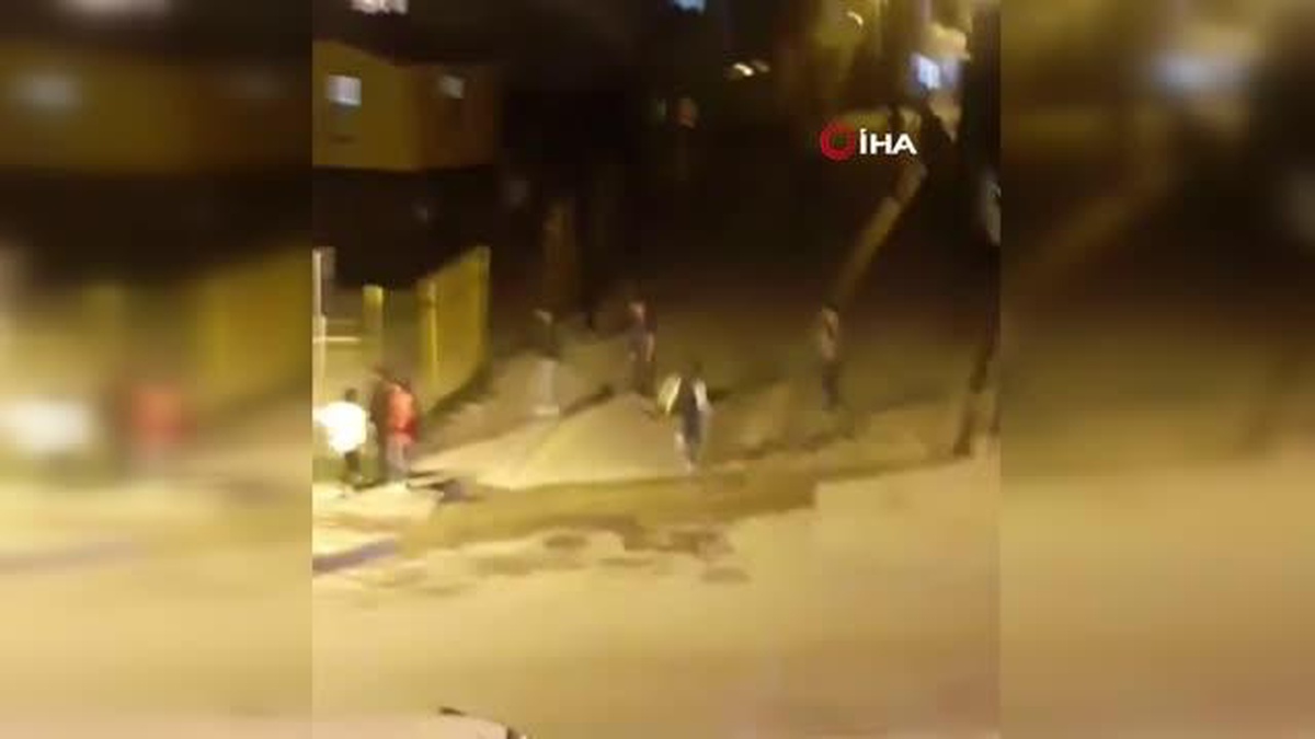 Gençlerin kavgasında silahlar konuştu; o anlar kameraya yansıdı- Esenyurt\'ta gençler arasında çıkan kavgada ortalık savaş alanına döndü