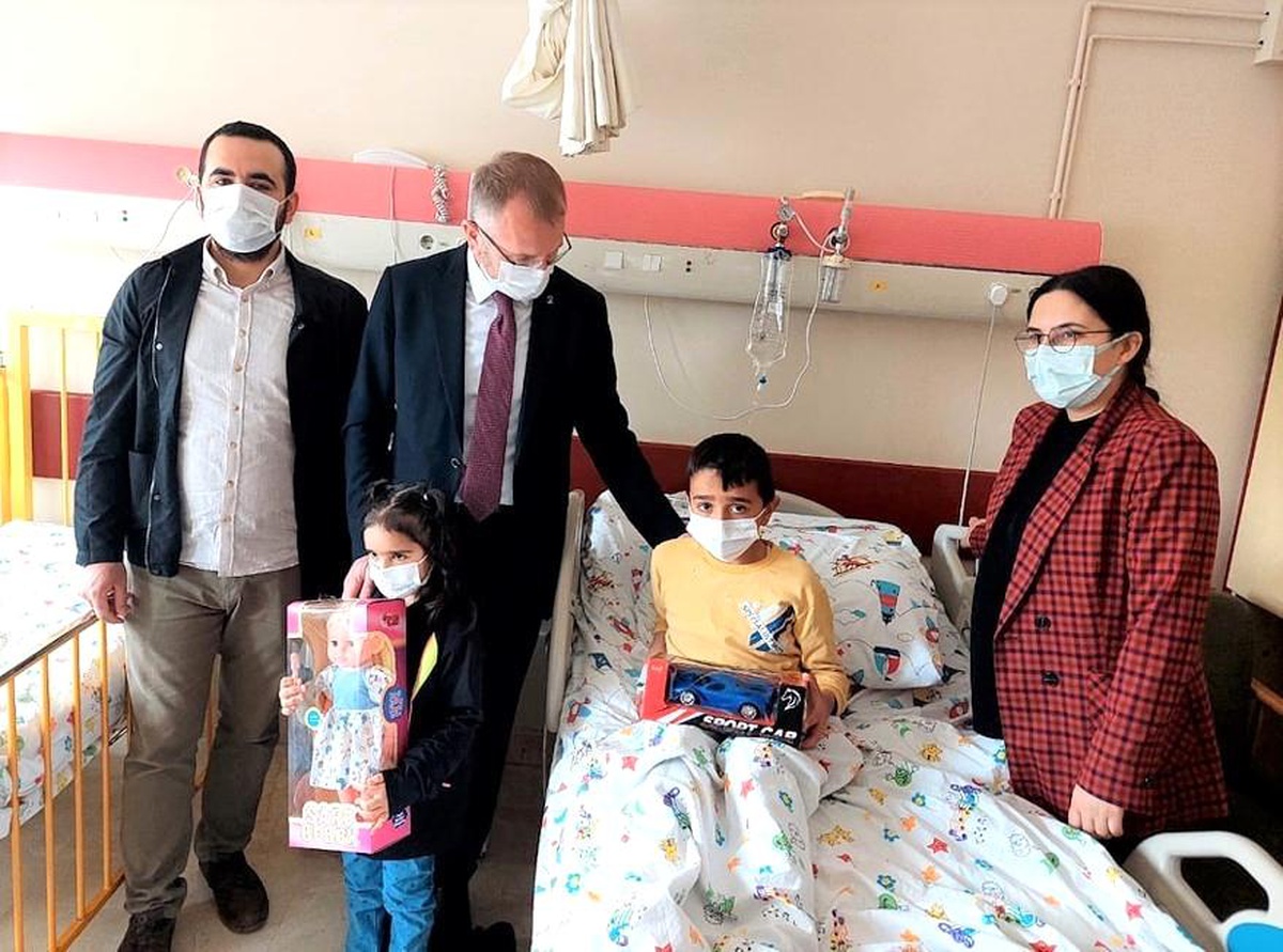 Hastanede tedavi gören çocuklara moral ziyareti