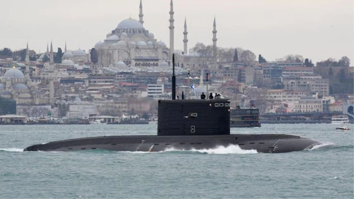 İngiliz basınının Türkiye provokasyonu büyük tepki çekti! İstanbul\'dan geçen Rus denizaltı fotoğrafına yer verdiler