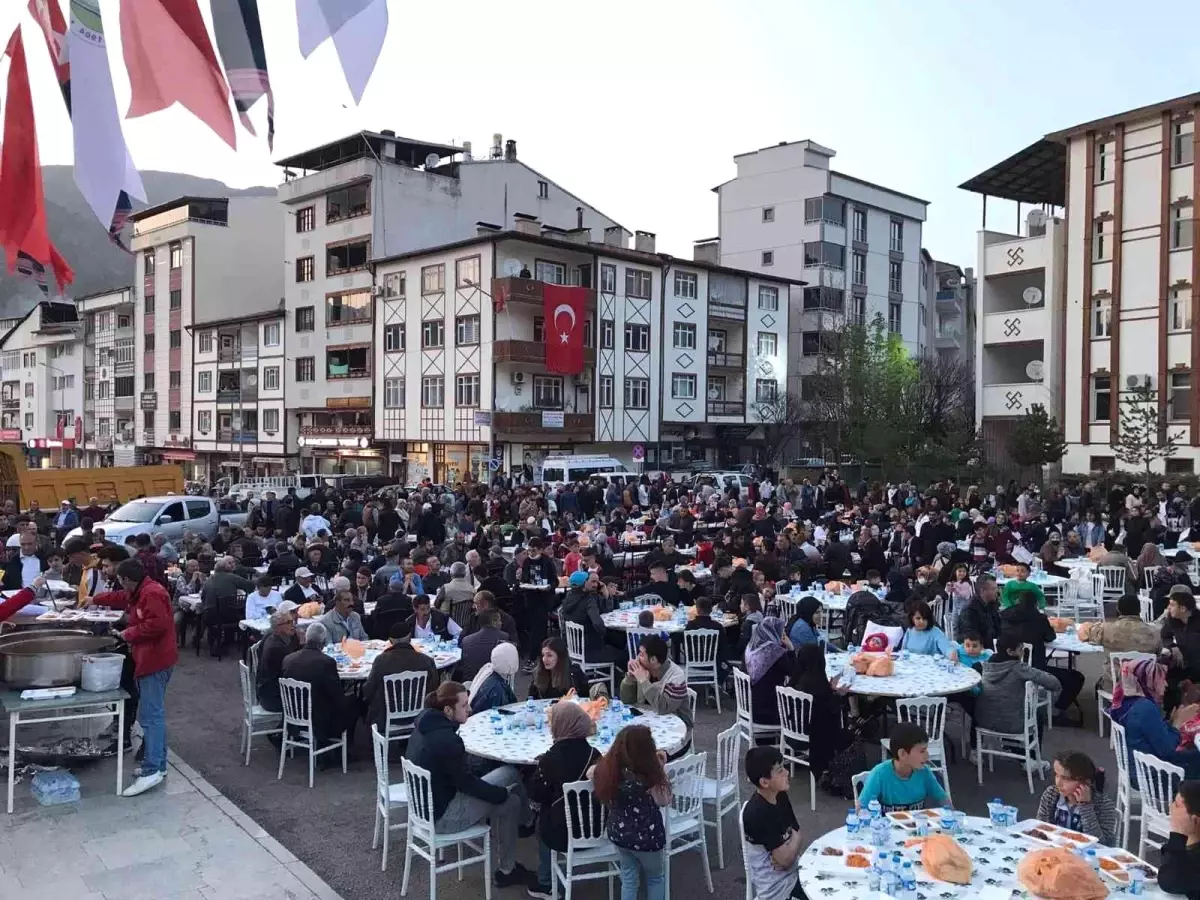 İspirliler ilçe meydanında iftarda buluştu