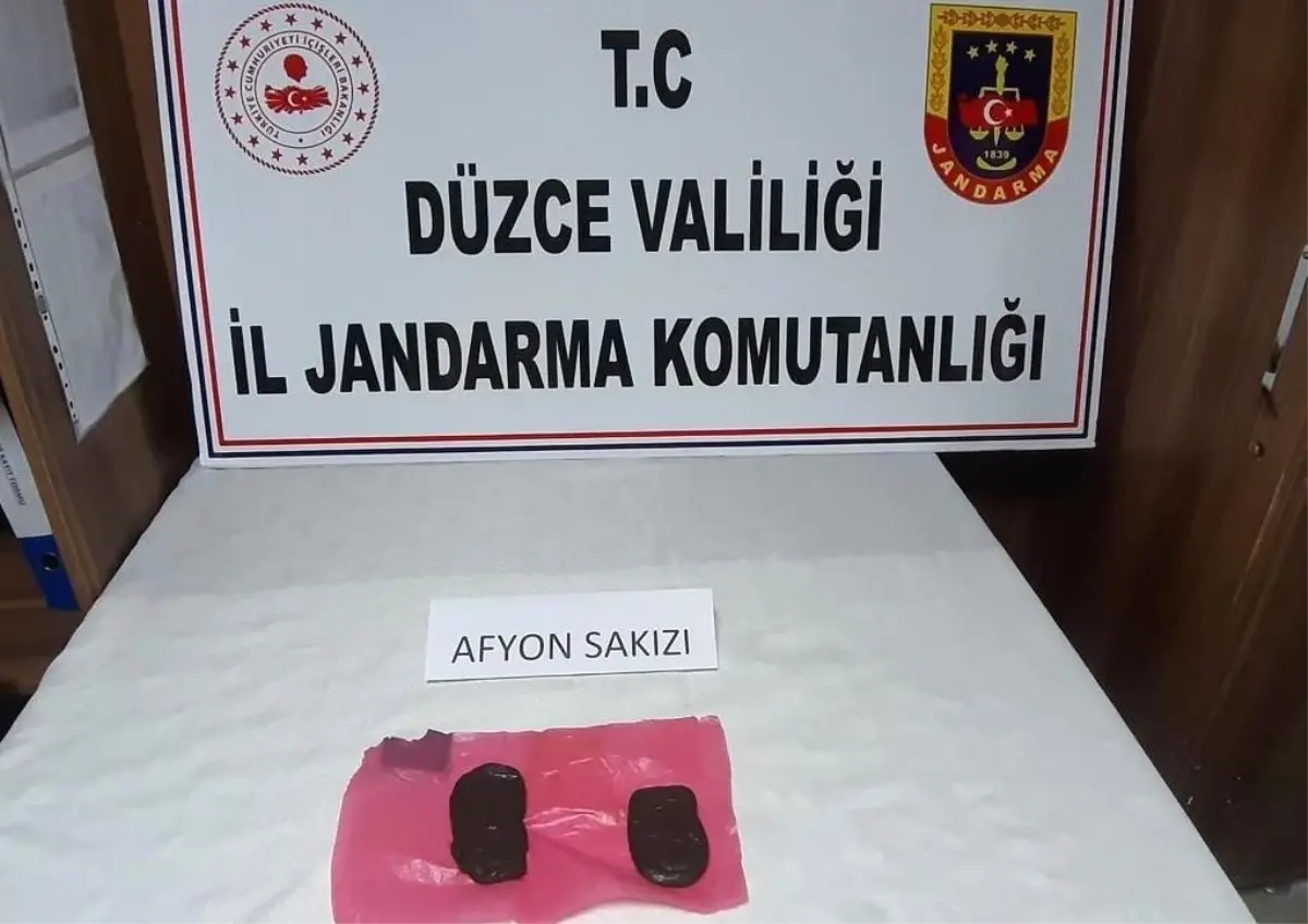 İstanbul\'dan Düzce\'ye taksiyle uyuşturucu madde getiren şüpheli yakalandı