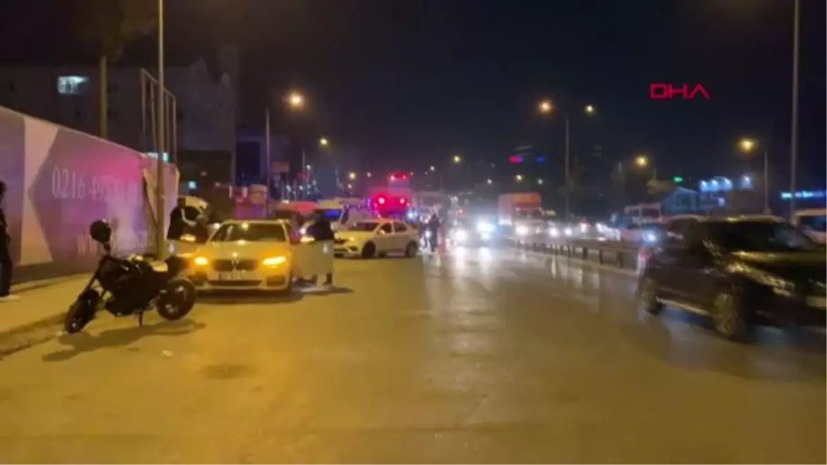 İSTANBUL-TUZLA\'DA OTOMOBİL, PARK HALİNDEKİ MİNİBÜSE ÇARPTI: 4 YARALI