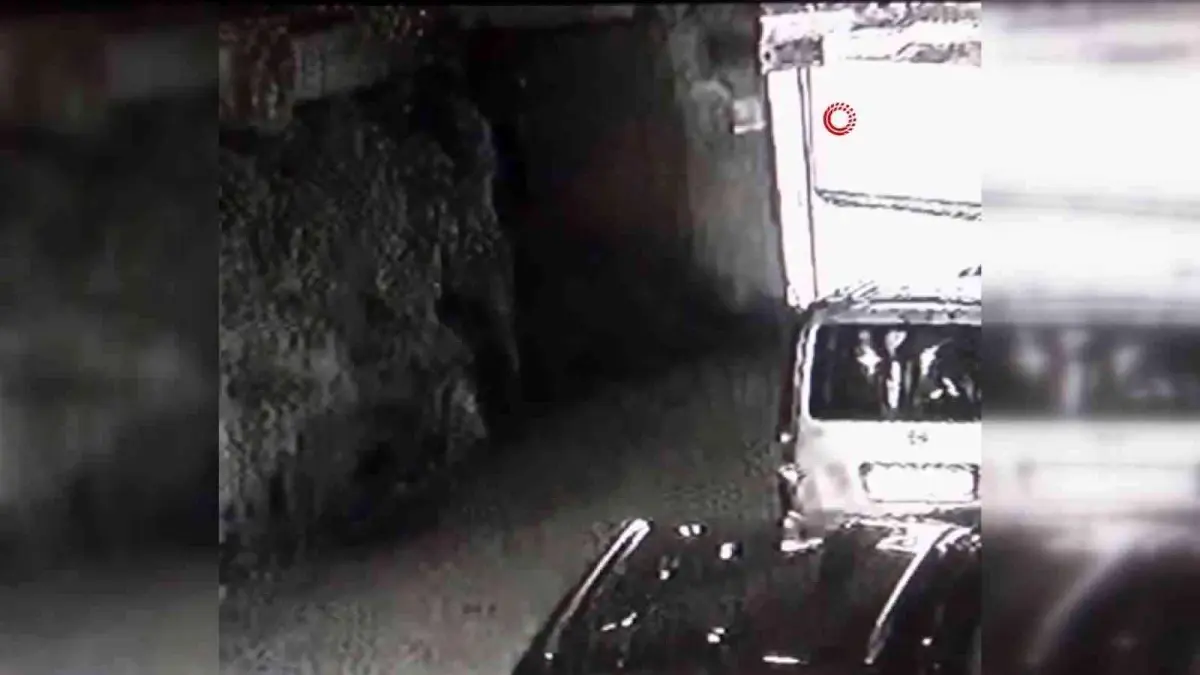 Son dakika... Kafasına atılan cisim sonucu ikinci katın merdivenlerinden düşen polis memuru şehit oldu...Düşme anı kameralara yansıdı