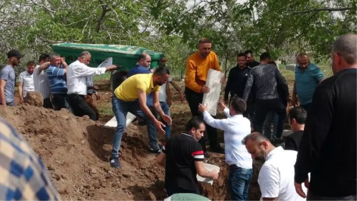 KANALA DÜŞEN ARAÇTA BOĞULAN ÇİFT VE 2 ÇOCUKLARI TOPRAĞA VERİLDİ