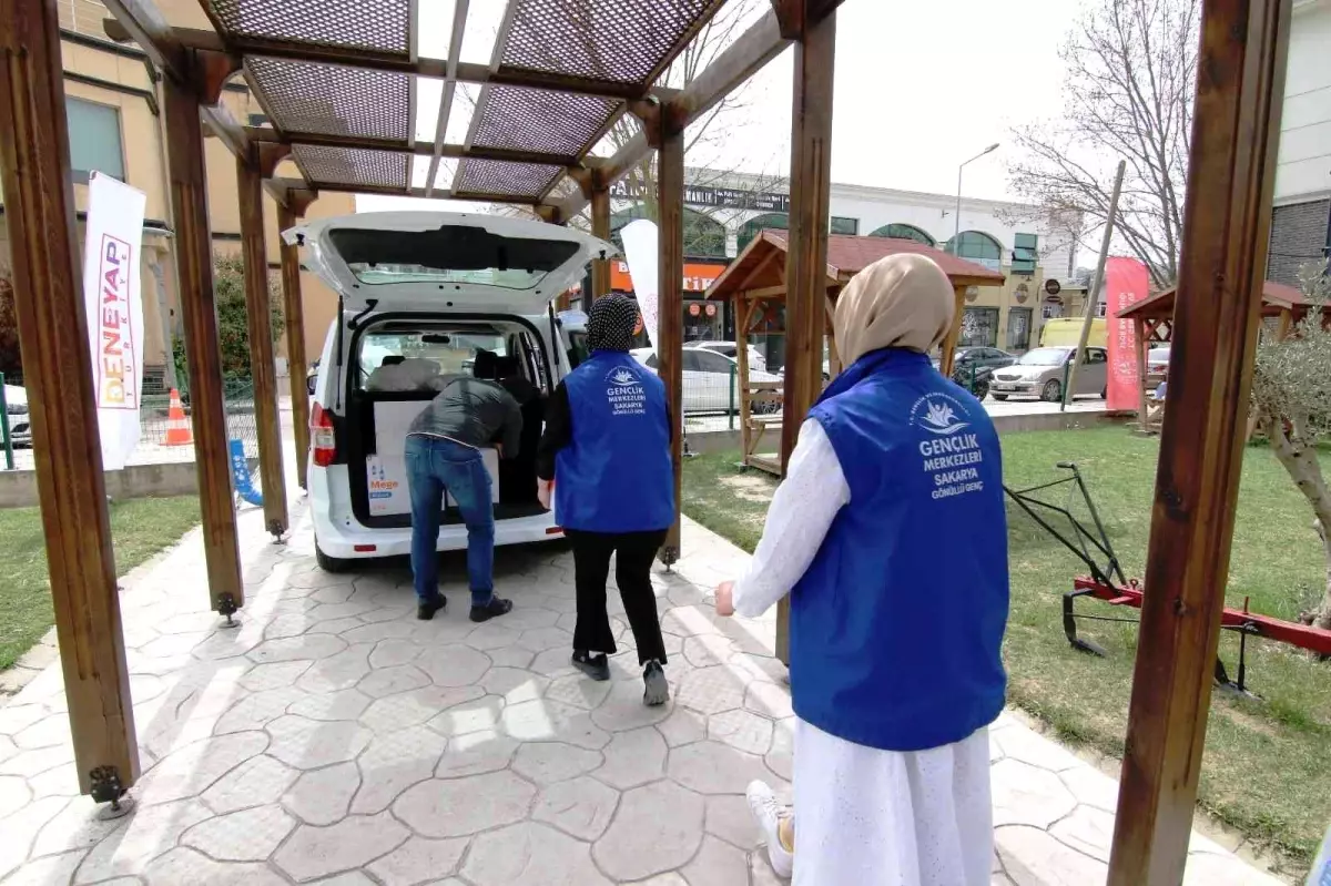 Kapı kapı gezen gönüllü tim, yetim aile ve çocuklarına mutluluk dağıtıyor