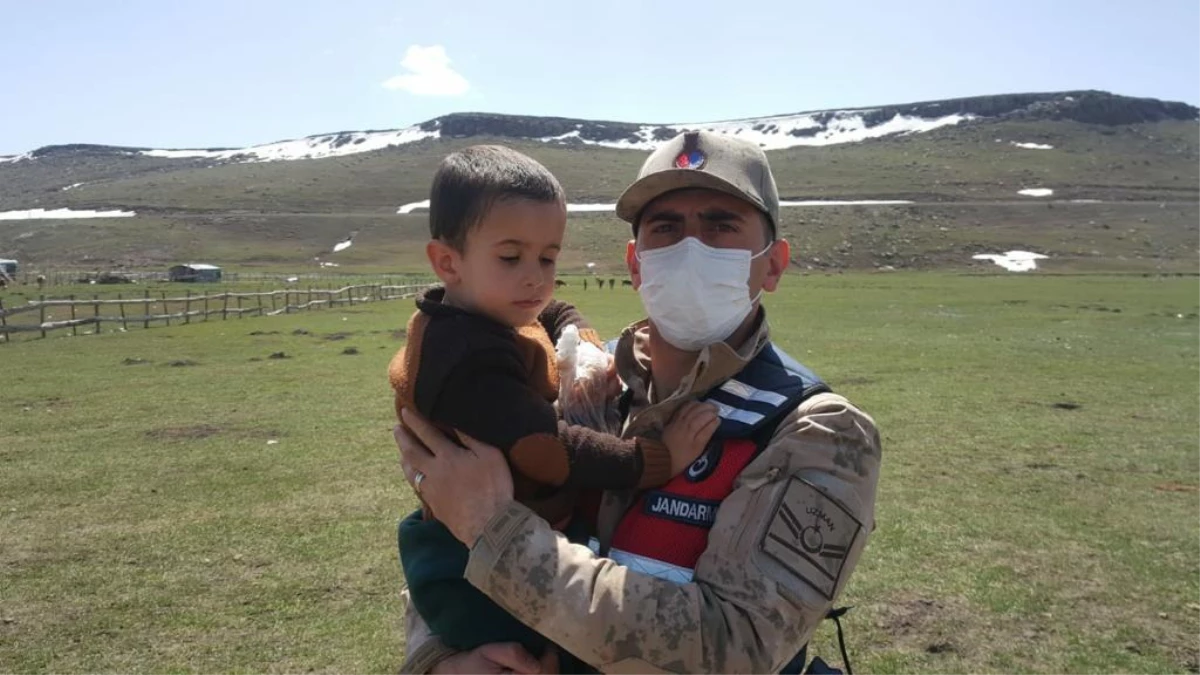 Kars\'ta kaybolan 3 yaşındaki çocuk arazide bulundu