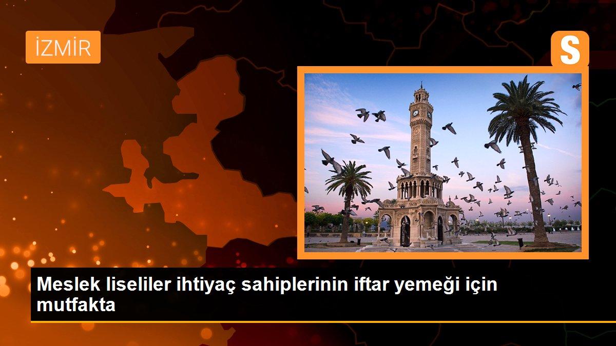 Meslek liseliler ihtiyaç sahiplerinin iftar yemeği için mutfakta