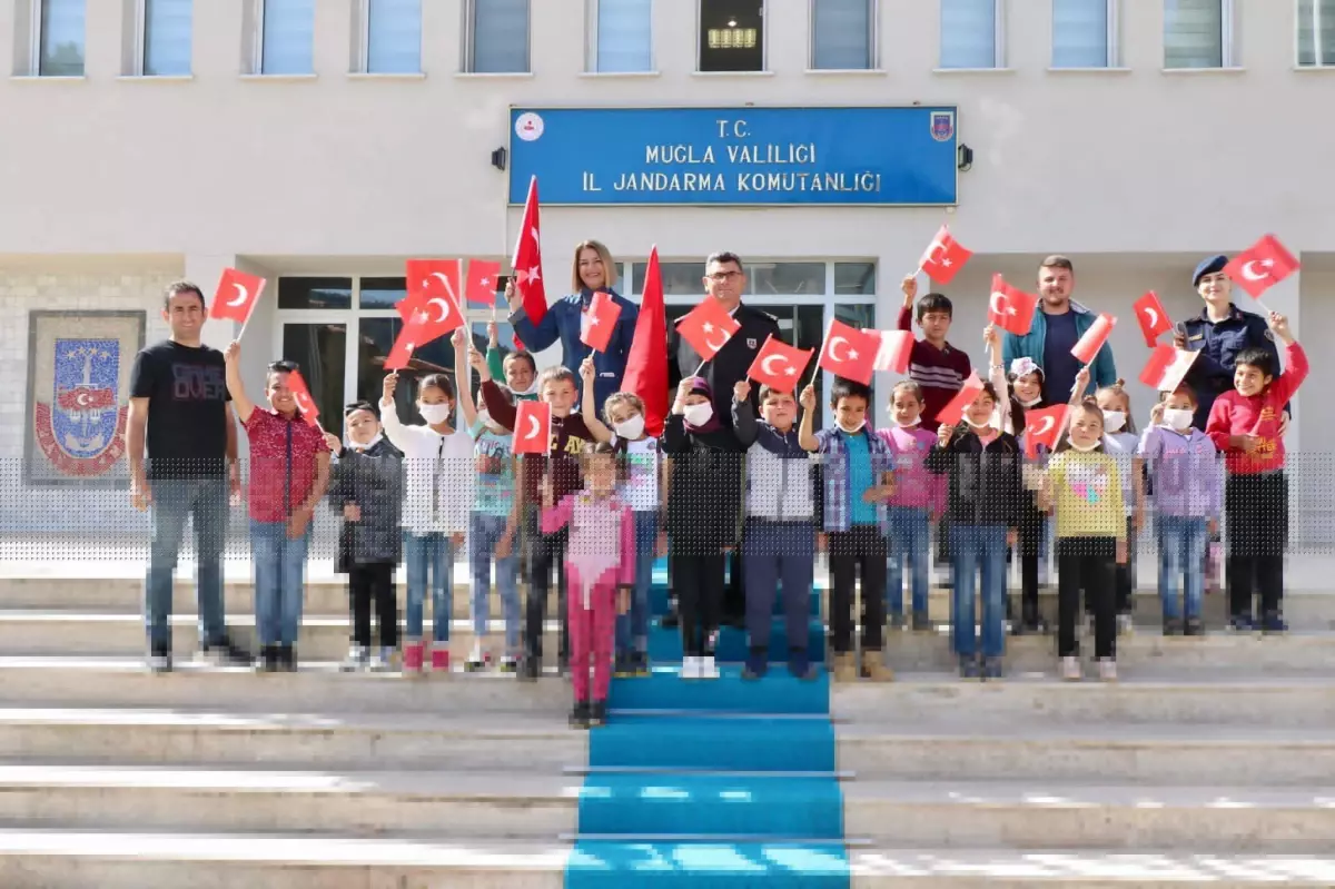 Son dakika haber | Muğla\'da çocuklar jandarma helikopterine bindi