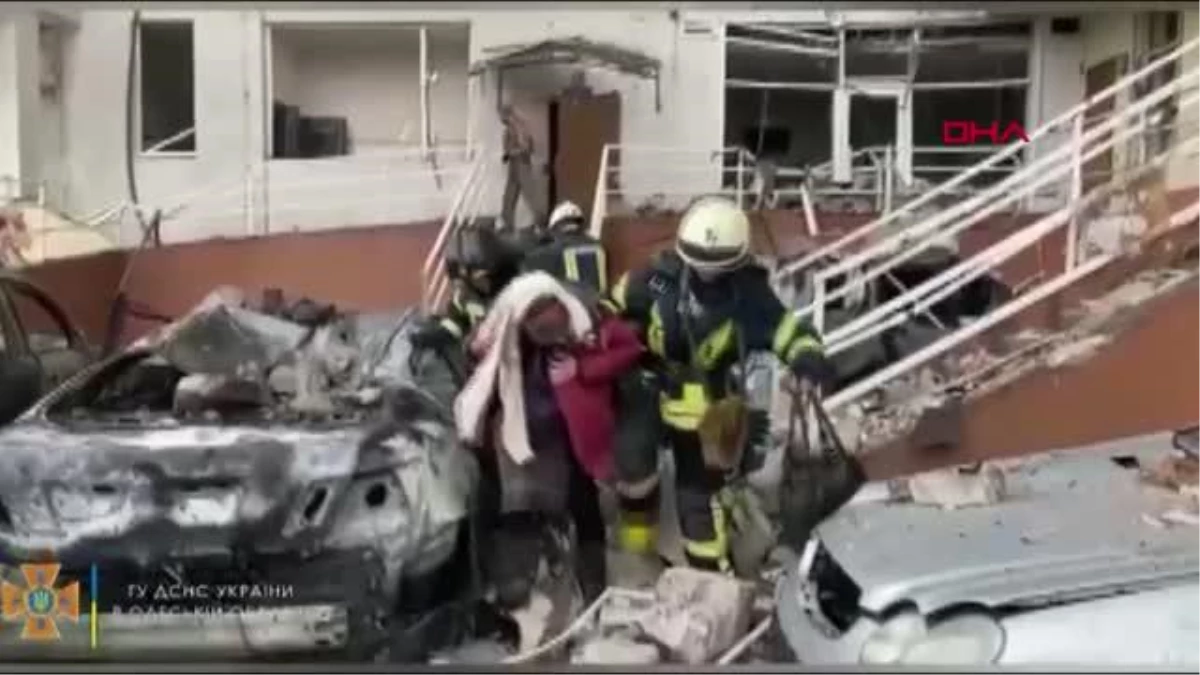 Odessa\'da bombardıman sonrası kurtarma çalışmaları