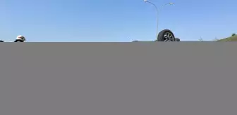 Pendik'te refüje çarpıp devrilen otomobildeki sürücü yaralandı