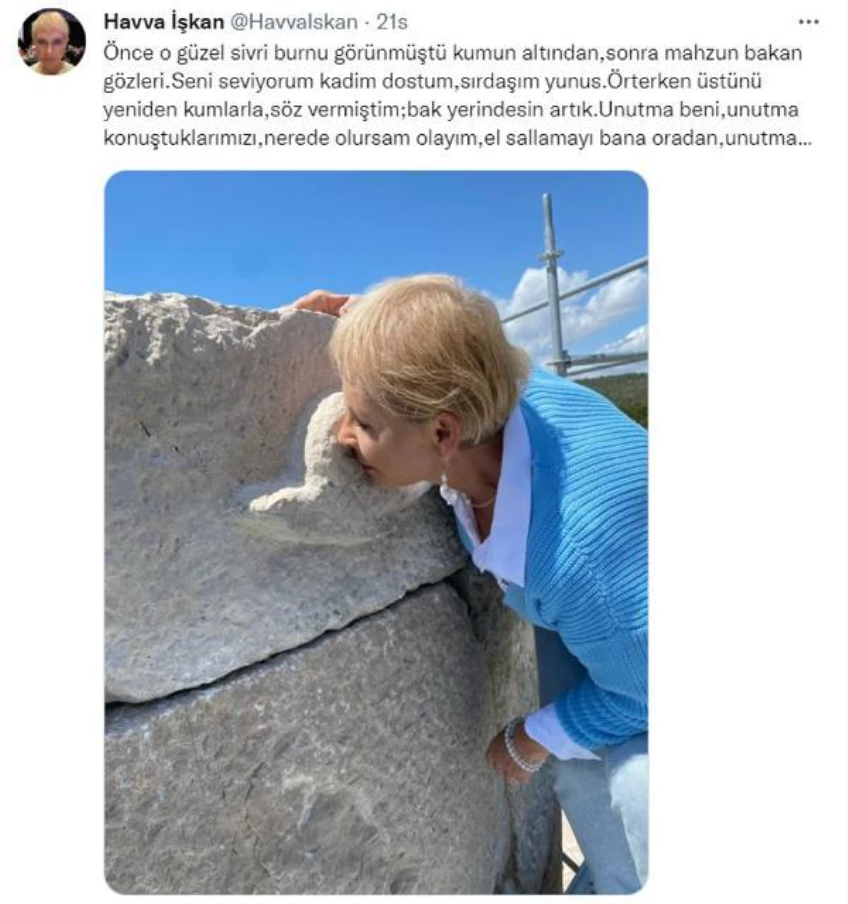 Prof. Dr. Işık\'tan Patara Deniz Feneri\'ne yerleştirilen yunus kabartmalı taşa öpücüklü veda