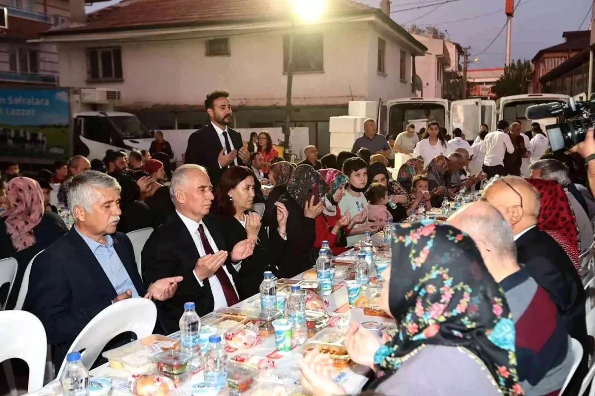 Ramazan\'ın manevi iklimi iftar sofralarında yaşatılıyor