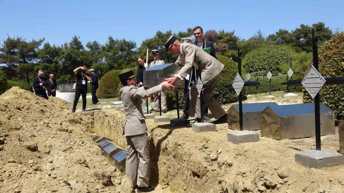 Seddülbahir Kalesi restorasyonunda bulunan Fransız askerlerinin kemikleri törenle defnedildi