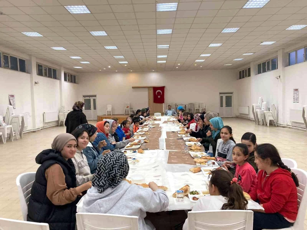Simav\'da 200 Kur\'an Kursu öğrencisine iftar