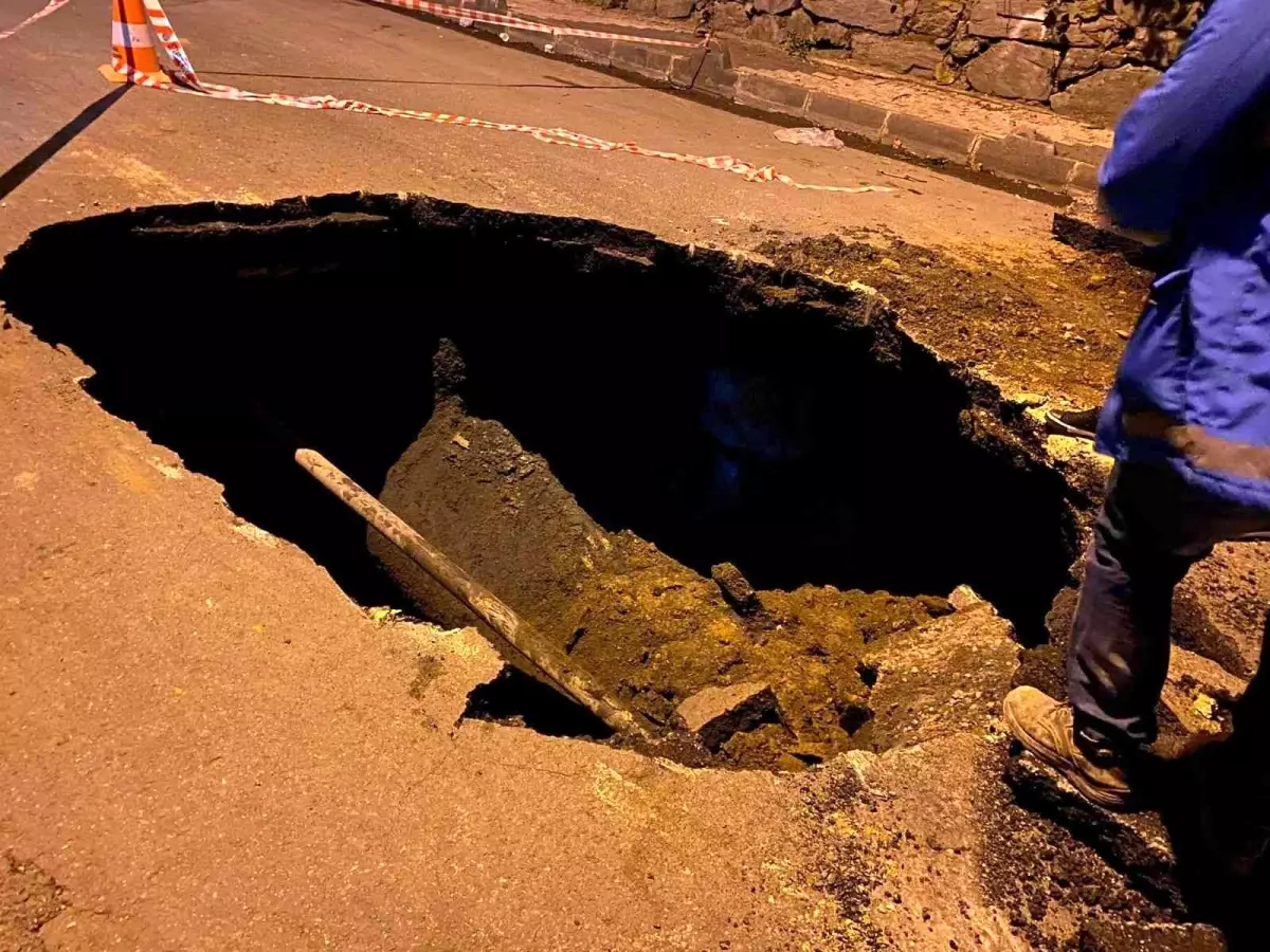 Sişli\'de yol çöktü; etrafı kanalizasyon kokusu sardı